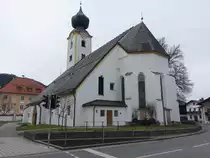 Grassau, kath. Pfarrkirche Maria Himmelfahrt, sp�tgotische dreischiffige Hallenkirche, erbaut im 15. Jahrhundert, 1766/67 barockisiert (26.02.2017)