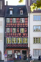 STRASBOURG (D�partement du Bas-Rhin), 13.10.2017, altes Fachwerkhaus zwischen  modernen  Geb�uden am Quai des Bateliers