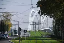 STRASBOURG (D�partement du Bas-Rhin), 14.10.2017, Blick von der Rue Migneret auf die Pont Beatus Rhenanus, die seit April 2017 einen �bergang ins deutsche Kehl f�r Stra�enbahnen, Fu�g�nger und Radfahrer bietet