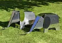 Elefantenskulpturen aus Edelmetall auf der Innenhofwiese vom Wasserschlo� Gracht in Erftstadt-Liblar - 14.10.2017