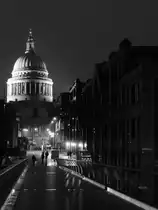 Unterwegs auf der Millennium Bridge mit Blick auf die Kuppel der St.-Pauls-Kathedrale in London. (M�rz 2013)