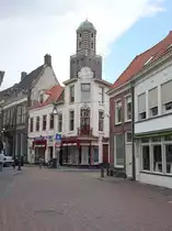 Zwolle, H�user und Kirchturm der Liebfrauenkirche in der Luttekestraat (23.07.2017)