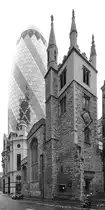 Die Kirche St. Andrew Undershaft und das Hochhaus  The Gherkin  in London. (M�rz 2013)