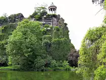 Paris, 19. Arrondissement. Parc des Buttes-Chaumont, �le du Belv�d�re mit der Rotunde, genannt „Sibyllentempel“ - 09.05.2008