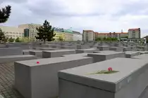 Blick auf das Denkmal f�r die ermordeten Juden Europas, bestehend aus 2711 grauen Stelen. Optisch gef�llt es nun nicht jedem - das ist Geschmackssache. [10.5.2017 | 12:10 Uhr]