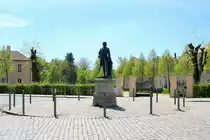 Ein Denkmal von Kronprinz Friedrich thront vor dem Eingang zum Gel�nde des Schlosses Rheinsberg. [11.5.2017 | 13:22 Uhr]