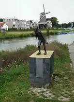Ommen, Reinier Paping Denkmal und Windm�hle de Konijenbeld am Ufer der Vecht (23.07.2017)