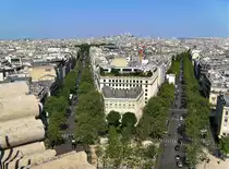 Paris, Blick vom Arc de Triomphe in Richtung Montmartre und Sacr�-Coeur. Links die Avenue Hoche, rechts die Avenue de Friedland - 06.05.2008