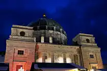 Blick vom Weihnachtsmarkt auf den Dom in St. Blasien am Abend des 9.12.2017.