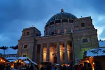 Blick vom Weihnachtsmarkt auf den Dom in St. Blasien am Abend des 9.12.2017.