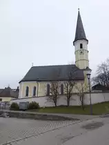 Hittenkirchen, kath. St. Bartholom�us Kirche, Saalbau mit Satteldach, Westturm mit Spitzhelm von 1851 und Steinportal von 1792, 
Langhaus zum Teil romanisch, Chor sp�tgotisch, barocker Ausbau der Kirche Mitte 17. Jahrhundert, Kirchturm von 1701 erbaut durch Hans Mayr d.�. (26.02.2017)