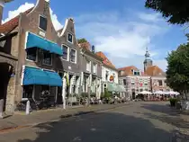 Blokzijl, H�user und Ref. Kirche entland der Bierkade (24.07.2017)