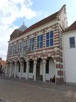 Vollenhove, ehem. Rathaus, erbaut 1621 mit offenen S�ulengalerie und reichgeschm�ckter Fassade (24.07.2017)