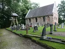 Kortehemmen, niederl. Ref. Kirche, erbaut um 1300, seperat steht ein gro�er h�lzerner Glockenstuhl (25.07.2017)