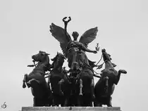 Die Bronzequadriga auf dem  Triumphbogen  Wellington Arch  ist die gr��te Bronzeplastik in Europa. (London, M�rz 2013)