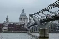 Blick auf die Millennium Bridge und die Kuppel der St.-Pauls-Kathedrale in London. (M�rz 2013)
