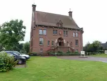 Grouw, altes Rathaus, erbaut 1940 durch Architekt A. Kropholler, Fassade mit friesischen Spr�chen und Sinnbildern (25.07.2017)