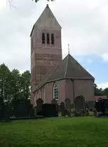 Wijckel, niederl. Ref. Kirche, erbaut von 1671 bis 1695, Satteldachturm aus dem 16. Jahrhundert (26.07.2017)
