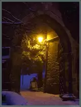 Winterlich verschneites Tor zum Schloss Wernigerode am 10.12.2017.