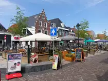 Makkum, Cafes und alte H�user am Marktplatz (26.07.2017)