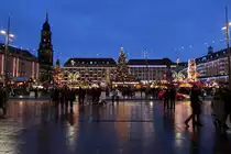 Blick auf den 583. Dresdner Striezelmarkt auf dem Dresdner Altmarkt mit weihnachtlicher Beleuchtung. Aufgenommen am Eingang der Zentralbibliothek Dresden im neuen Kulturpalast. [16.12.2017 | 16:16 Uhr]