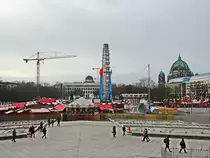 Berlin Alexanderplatz am 27. Dezember 2017, Blick vom Fu� des Fernsehturm  zum Weihnachtsmarkt  Berliner Weihnachtszeit  sowie Berliner Schloss und rechtseitig der Berliner Dom. 