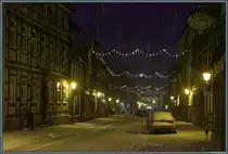 Ein Wintereinbruch sorgt am 10.12.2017 f�r reichlich Neuschnee in der weihnachtlich geschm�ckten Burgstra�e in Wernigerode.