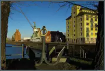 Unter der Bezeichnung  Wissenschaftshafen  wird der ehemalige Handelshafen in Magdeburg als Wissenschafts- und Forschungsstandort umgenutzt. W�hrend der Speicher im Vordergrund bereits als B�rogeb�ude genutzt wird, sollen in den beiden <br><a href= http://www.staedte-fotos.de/bild/Deutschland~Sachsen-Anhalt~Magdeburg/60270/das-silo-handelshafen-west-im-magdeburg.html >Reichseinheitsspeicher</a> im Hintergrund einmal Wohnungen entstehen. (29.12.2017)