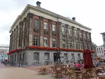 Groningen, Stadhuis am Grote Markt, neoklassizistisches Geb�ude erbaut von 1802 bis 1810 durch Jacob Otten Jusly (27.07.2017)