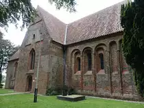 Leermens, niederl. Ref. St. Donatus Kirche, Tuffsteinkirche aus dem 11. Jahrhundert, Querhaus 13. Jahrhundert (27.07.2017)