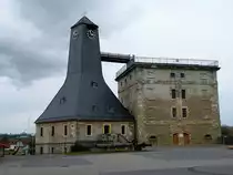 Saalekreis: Bad D�rrenberg, der 1764 erbaute F�derturm und das Pumpenhaus (hier von der Parkplatzseite, oberhalb des Saale) des gr��ten Gradierwerkes in Deutschland. Aus dem �ber 220 m tiefen Schacht f�rderten 20 Pumpen die Sole zur Versorgung des Salzwerkes. Heute befindet sich hier das Borlachmuseum. Links neben dem Geb�ude f�hrt eine Treppe zum Saaleufer. (06.01.2018)
