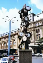 Paris, 8. Arrondissement, Uhren-Skulptur vor dem Bahnhof Saint-Lazare.  L'Heure de tous  (1985) des franz�sischen Objektk�nstlers Arman (* 1928 † 2005) - 24.07.1986