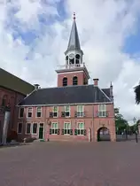 Appingedam, Stadhuis, erbaut 1630 als Gerichtshaus, die offene S�ulengalerie im Erdgescho� diente als Waage, Fassade von 1921 , Turm von 1835 (28.07.2017)