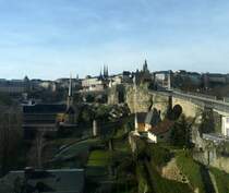 Aussicht auf die Oberstadt Luxemburg mit der Kathedrale und der Michaelskirche. Im Vordergrund ist der Stadtteil Grund zu sehen mit der Johanneskirche und der Abtei Neum�nster. Man sieht auch, dass sogar in der Stadt Luxemburg Wein angebaut wird. 03.02.08
