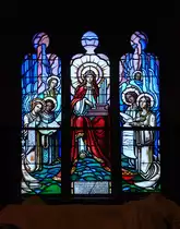 Biel/Bienne, r�m.-kath. Kirche St. Marien (Maria Immaculata). Innenaufnahme mit sch�ner Glasmalerarbeit in der S�dfront der neugotischen Oberkirche, 24. Dez. 2017, 15:07