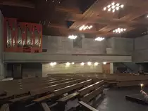 Biel/Bienne, r�m.-kath. Kirche Christ-K�nig, Betonbau 1967-68 von Walter Moser. Innenaufnahme der Kirche mit Blick von der 1. der 5 Bankreihen in Richtung Empore mit Orgel. Foto nach der Mitternachtsmesse vom 25. Dez. 2017, 00:28