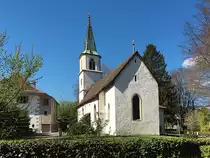 Biel/Bienne, ref. Kirche St. Stephan im Quartier Mett/M�che. Der Ursprung des Geb�udes reicht bis ins 4. Jahrhundert zur�ck. Nach zahlreichen Umbauten erfolgte im 13./14. Jahrhundert der Bau des heutigen Kirchgeb�udes. Es wurde 1871/72 mit einem Glockenturm erg�nzt. Aufnahme Richtung Westen vom 10. April 2017, 11:21