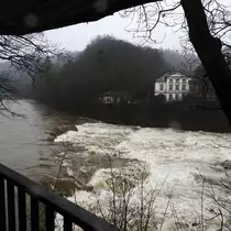 JANUAR-HOCHWASSER 2018 AM SIEG-WASSERFALL SCHLADERN
Wo man bei Niedrigwasser im Sommer gut die aufgeschichteten Felsbrocken,angefallen durch Sprengungen beim
Bau der Eisenbahnstrecke K�LN-SIEGEN,sehen kann,waren am 4.1.2018 beim Hochwasser-H�chststand der
SIEG vom Aussichts-Pavillion oberhalb des Wasserfalls ungeheure Wassermassen zu sehen/h�ren....
