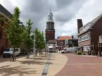 Winschoten, Kirchturm der Marktpleinkerk am Marktplein, erbaut im 13. Jahrhundert, achteckiges Glockengescho� von 1930  (28.07.2017)
