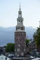 Der 1516 errichtete Montelbaanstoren ist ein historischer Turm in Amsterdam.
