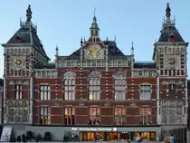 Der Bahnhof Amsterdam Centraal im Zentrum der Niederl�ndischen Hauptstadt. (August 2012)