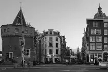 Die Stra�e Prins Hendrikkade in Amsterdam mit dem Schreierstoren. (August 2012)