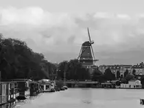 Blick �ber den Kanal Nieuwe Vaart auf die De Gooyer Windm�hle. (Amsterdam, August 2012)