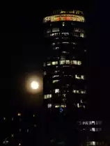 Der Mond geht hinter dem Hochhaus K�lnTriangle auf. (Oktober 2011)