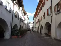 Egna/Neumarkt, historische H�user in der Andreas Hofer Stra�e (27.10.2017)