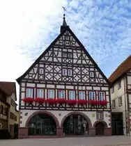 Dornstetten, das Rathaus der ca.8000 Einwohner z�hlenden Kleinstadt in der Region Nordschwarzwald, der schmucke Fachwerkbau stammt von 1682, Sept. 2017