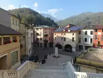 Valli del Pasubio, H�user in der Via Guglielmo Marconi (27.10.2017)