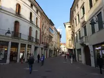 Schio, H�user in der Via Fratelli Fasini in der Altstadt (27.10.2017)