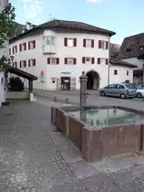 San Michele/Eppan, Brunnen in der Kapuzinerstra�e (27.10.2017)