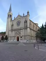Montecchio Maggiore, neugotische Pfarrkirche San Vitale an der Piazza Marconi, erbaut von 1873 bis 1892 durch  Eugenio Volebele, neuer Glockenturm von 1955 (28.10.2017)
